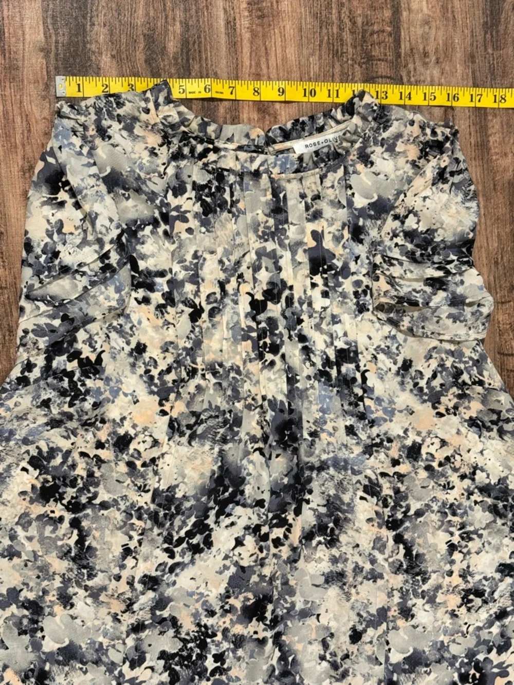 Rose & Olive Short-Sleeve Pleated Blouse in Blue and Cream Watercolor - Picture 4 of 9